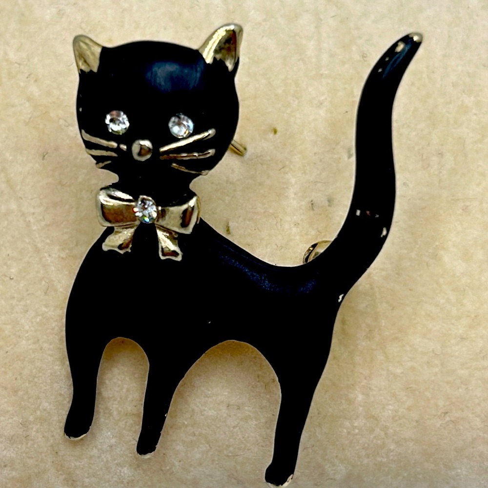 Black Cat Brooch - Perfect for Halloween 🎃 vintage, some wear on enamel.